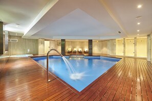 Piscine couverte, piscine extérieure, parasols de plage, chaises longues