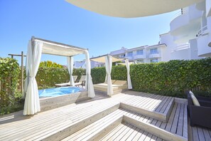 Minibar, brankas, meja kerja, dan tirai kedap cahaya