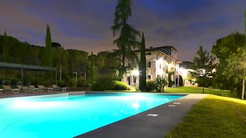 2 piscinas externas, funciona das 9h às 19h, espreguiçadeiras