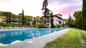 2 piscinas externas, funciona das 9h às 19h, espreguiçadeiras