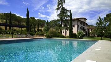 2 piscinas externas, funciona das 9h às 19h, espreguiçadeiras