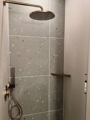 Een aparte badkuip en douche, gratis toiletartikelen, een haardroger
