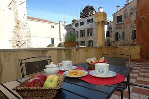 Condo, 1 habitación, Terraza, vista al jardín (2 people) | Servicios de la habitación