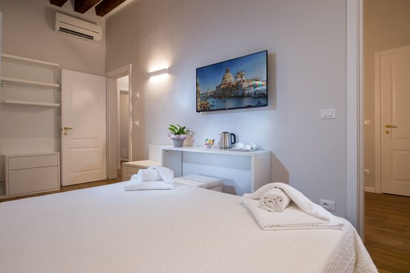 Habitación con 1 cama matrimonial o 2 individuales, en edificio contiguo | Ropa de cama hipoalergénica y edredón 