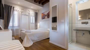 Habitación con 1 cama matrimonial o 2 individuales, en edificio contiguo | 1 habitación, ropa de cama hipoalergénica y edredón