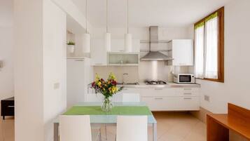 Appartamento, vista giardino, lato giardino | Cucina privata | Seggiolone
