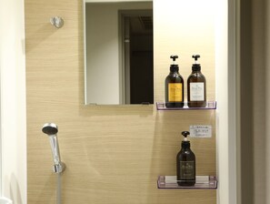 Bathroom shower - KOKO HOTEL Korakuen (Tokyo)