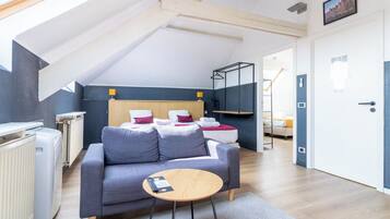 Deluxe suite | Een kluis op de kamer, een bureau, geluiddichte muren