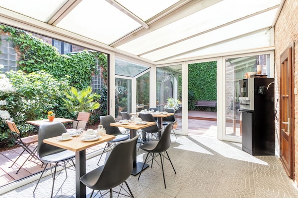 Serveert ontbijt, uitzicht op de tuin