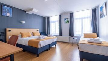 خزنة داخل الغرفة ومكتب وتجهيزات عازلة للصوت وأسرّة أطفال/رضّع