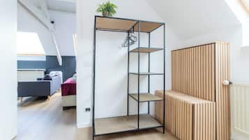Studio Montovani | Caja de seguridad en la habitación, escritorio, insonorización y cunas