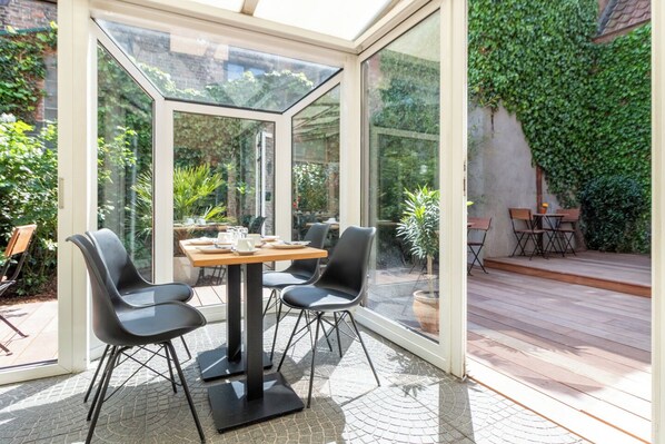 Petit déjeuner servi sur place, vue sur le jardin 