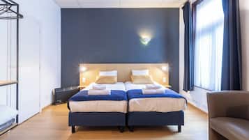 Habitación superior con 2 camas individuales | Caja de seguridad en la habitación, escritorio, insonorización y cunas