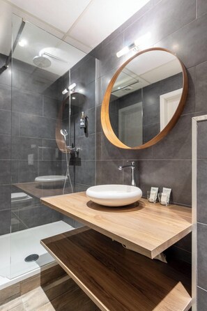 Double Room | Bathroom | Hair dryer, towels, soap, shampoo - Montovani (Bruges)