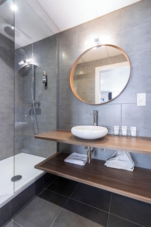 Comfort Triple Room | Bathroom | Hair dryer, towels, soap, shampoo - Montovani (Bruges)