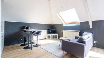Studio Montovani | Living area | Flat-screen TV, Netflix, streaming services