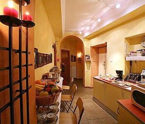 Free daily continental breakfast - Momi B&B (Rome)