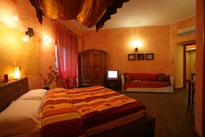 Quadruple Room | Bathroom | Shower, hair dryer, towels - Momi B&B (Rome)
