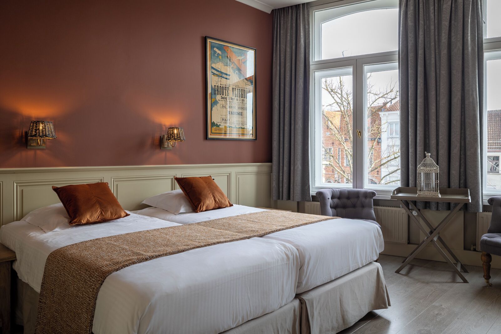 Een kluis op de kamer, een bureau, verduisterende gordijnen