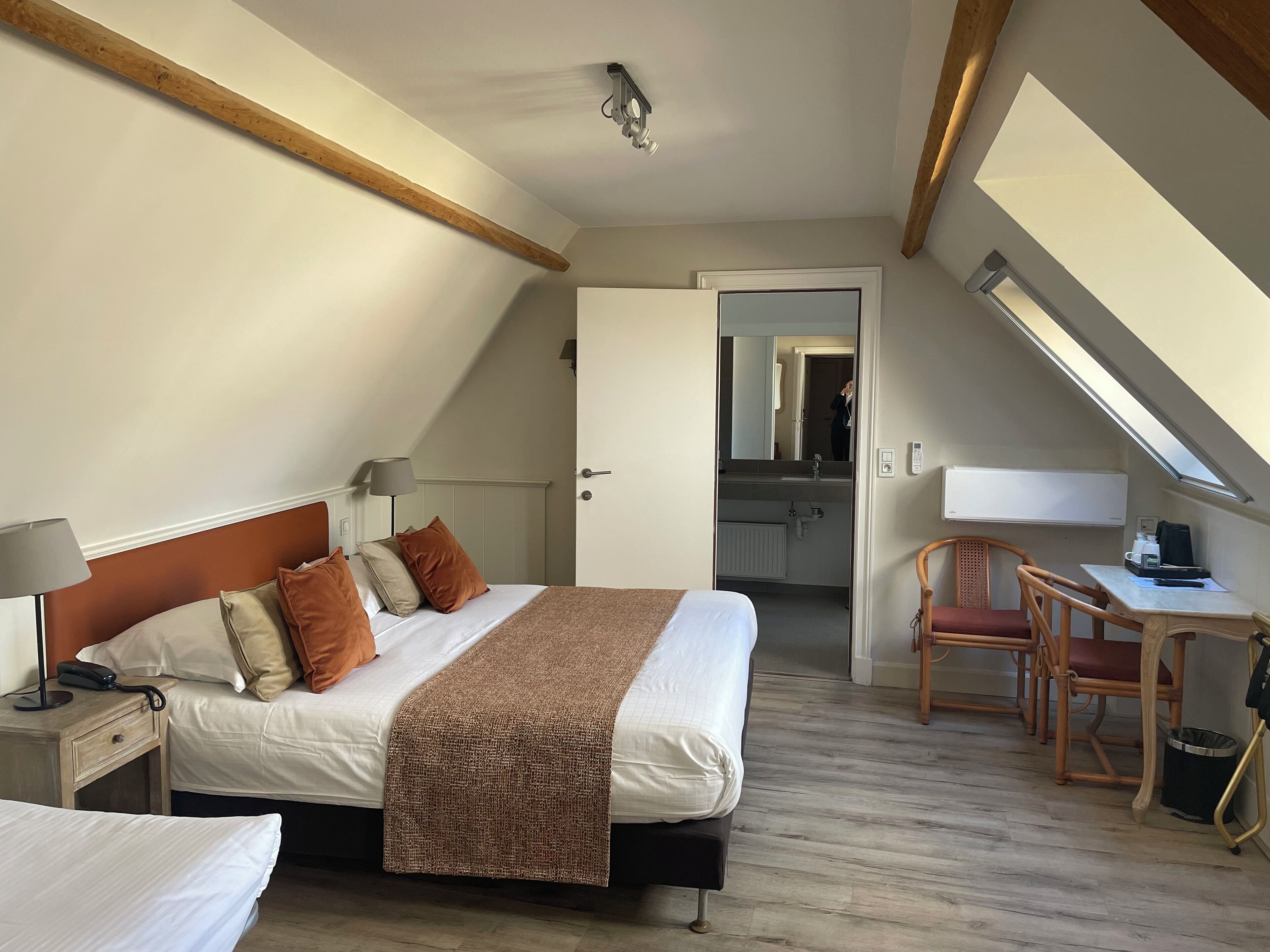 Vierpersoonskamer | Een kluis op de kamer, een bureau, verduisterende gordijnen