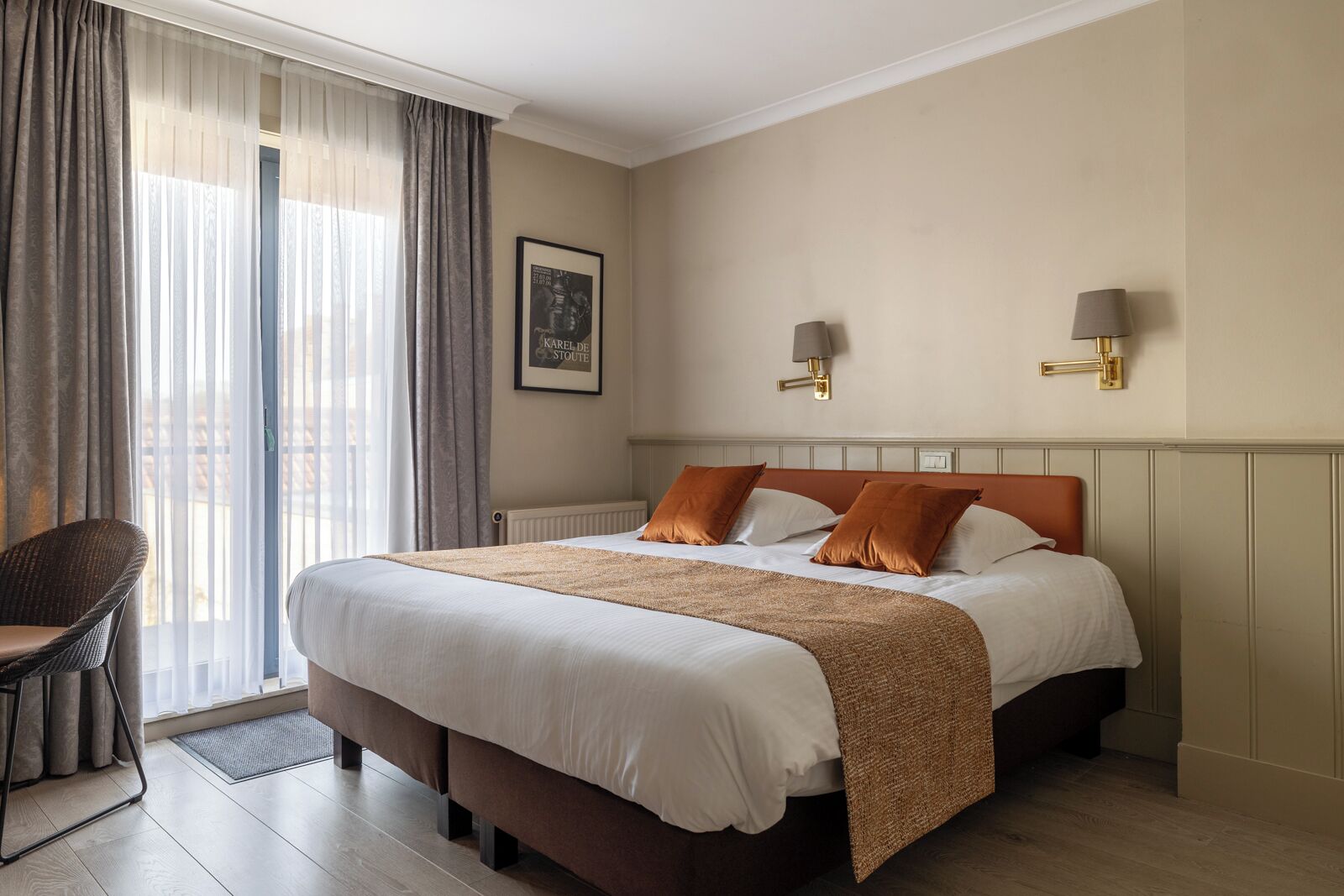 Tweepersoonskamer | Een kluis op de kamer, een bureau, verduisterende gordijnen