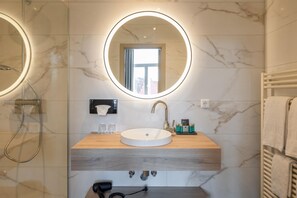 Camera doppia, vista canale | Bagno | Asciugacapelli, asciugamani, sapone, shampoo