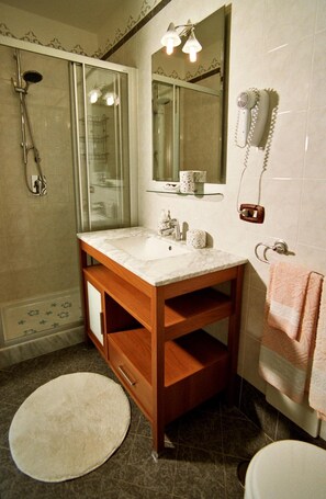 Shower, hair dryer, bidet, towels - B&B Art Suite Principe Umberto (Naples)
