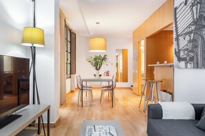 Economy Apartment | Living area - Aspasios Plaza Real Apartments  (Barcelona)
