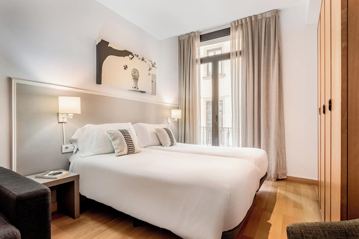 Economy appartement | Een kluis op de kamer, verduisterende gordijnen, geluiddichte muren