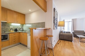 Standaard appartement | Privékeuken | Een mini-koelkast, een magnetron, een kookplaat, een vaatwasser