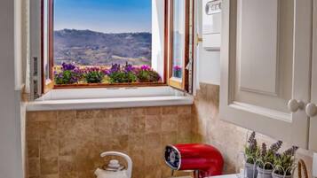 Kühlschrank, Espressomaschine, Wasserkocher mit Kaffee-/Teezubehör