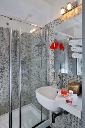 Free toiletries, hair dryer, slippers, bidet - Best Pantheon B&B (Rome)
