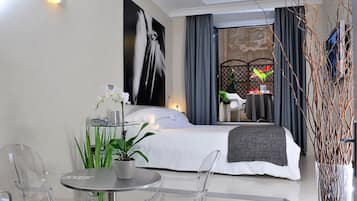 Quarto casal superior, terraço, vista para o pátio | Vista do quarto