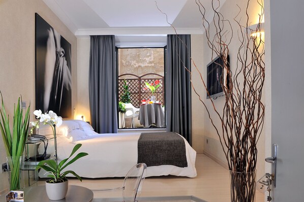 Premium bedding, memory-foam beds, free minibar, in-room safe - Best Pantheon B&B (Rome)