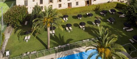 Piscine extérieure, parasols de plage, chaises longues