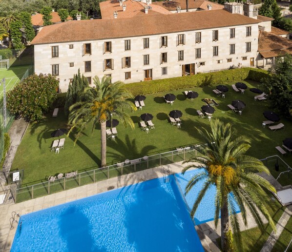Outdoor pool, pool umbrellas, sun loungers - Parador De Cambados (Cambados)