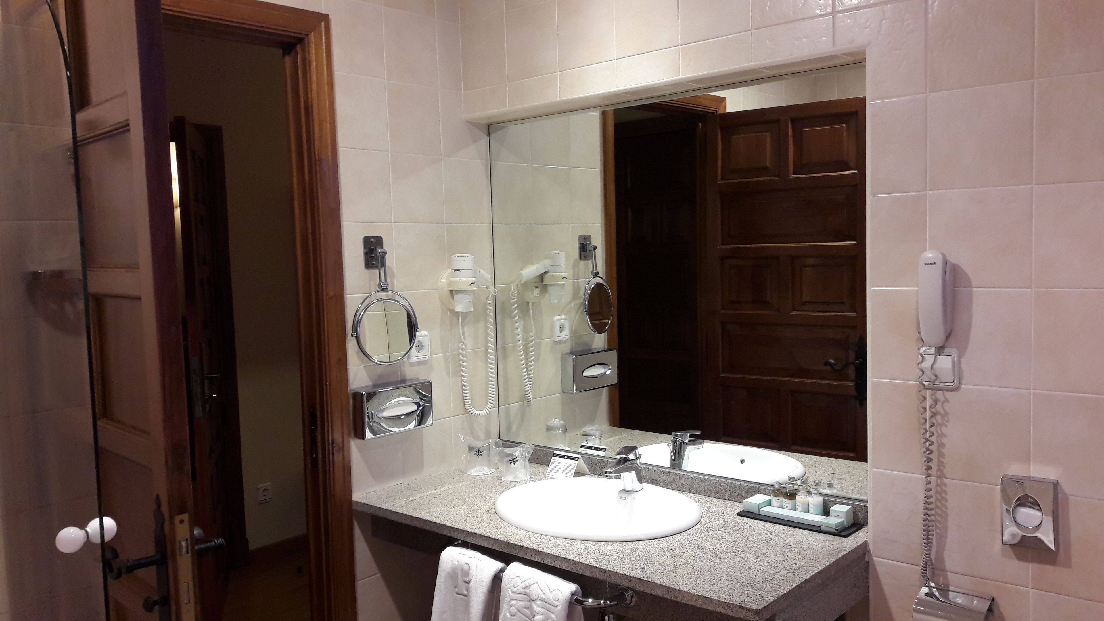 combined shower/bathtub, hair dryer, towels