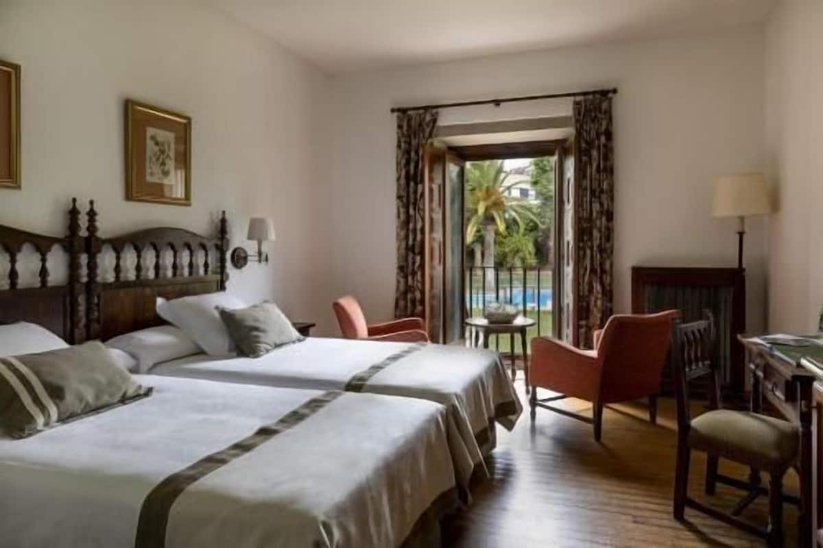 Minibar, in-room safe, desk, free WiFi