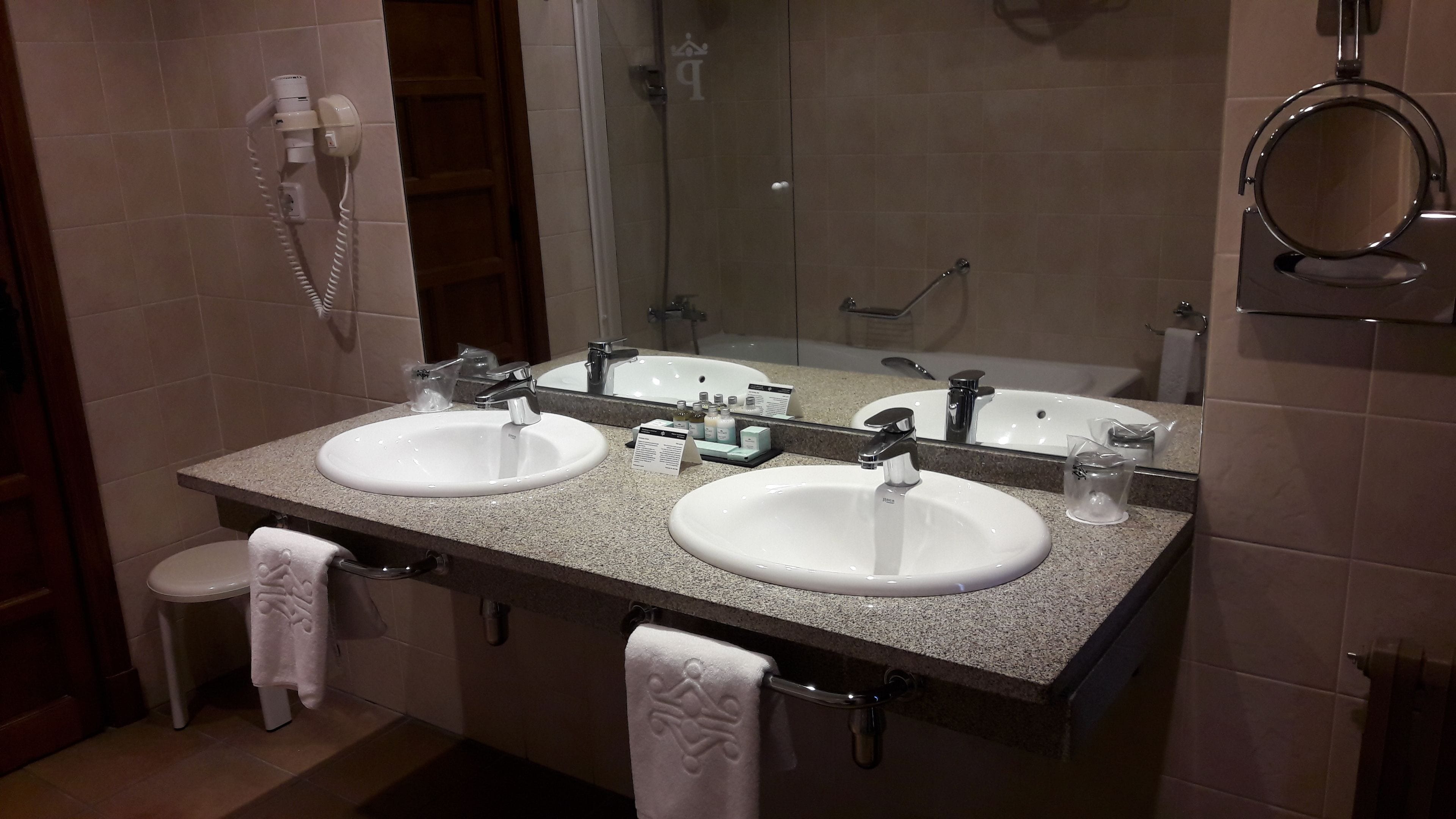 minibar, in-room safe, desk, free wifi