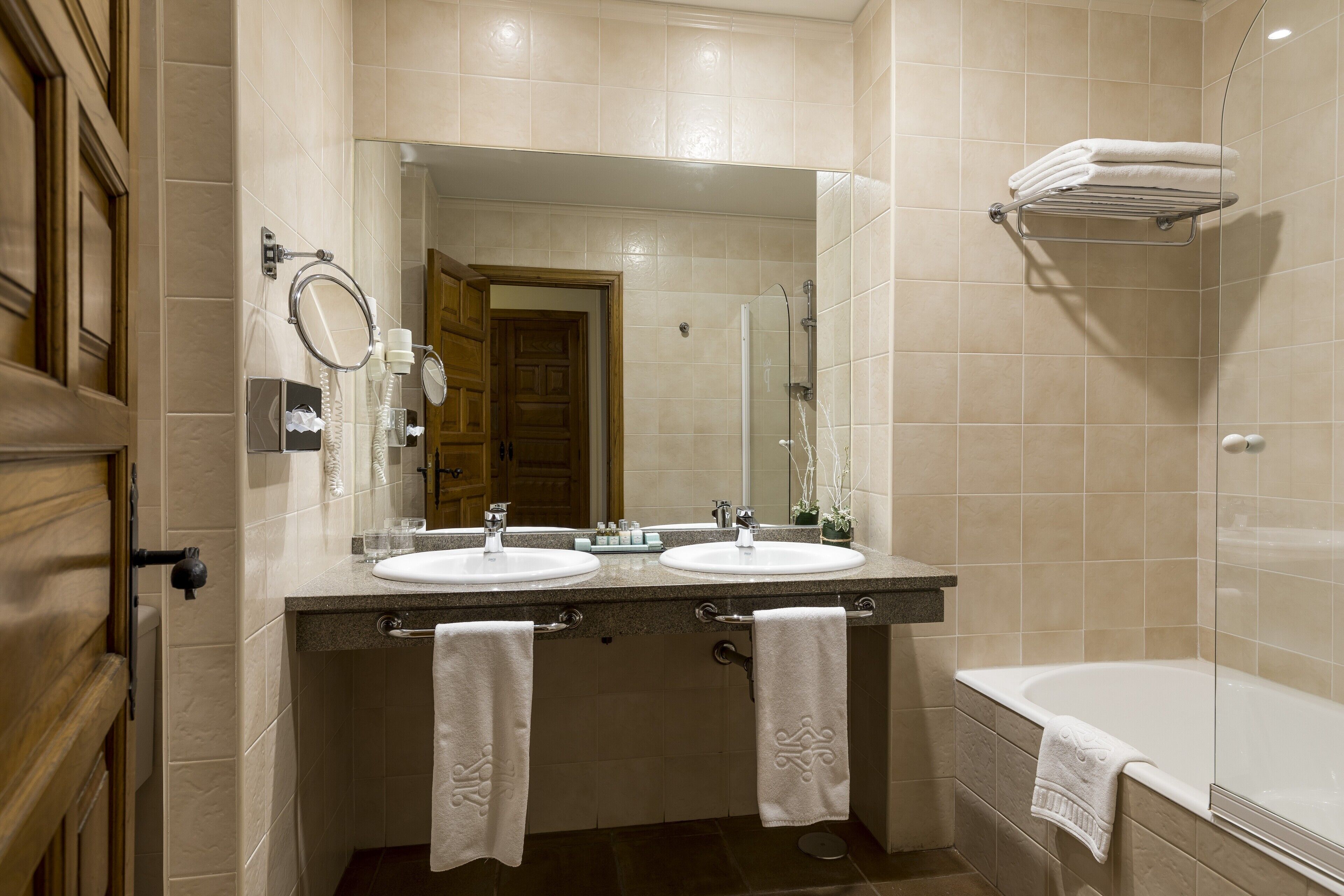 combined shower/bathtub, hair dryer, towels