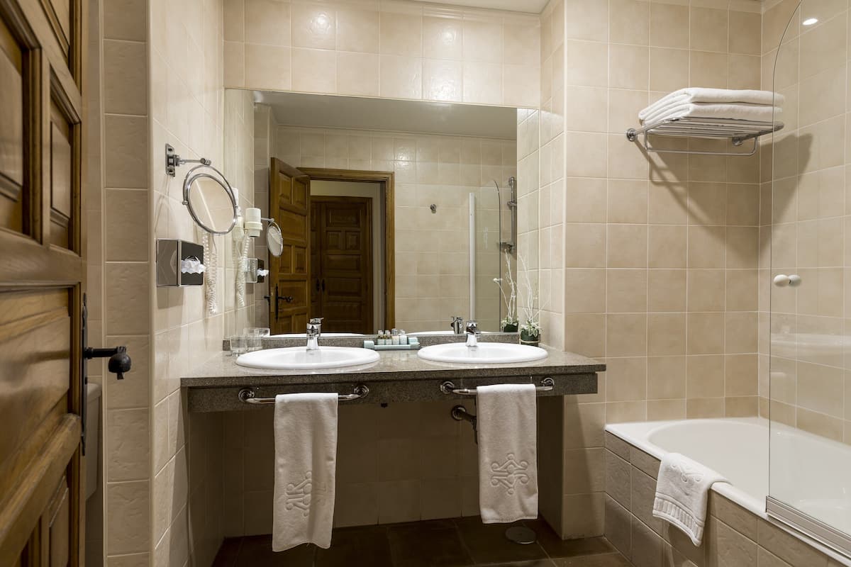 combined shower/bathtub, hair dryer, towels