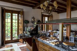 Se ofrece un desayuno bufé todos los días (por un coste adicional)