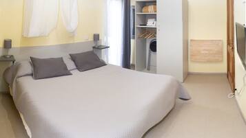 Luxury-Doppelzimmer, 1 Schlafzimmer, eigenes Bad, Gartenblick | 1 Schlafzimmer, italienische Bettbezüge von Frette