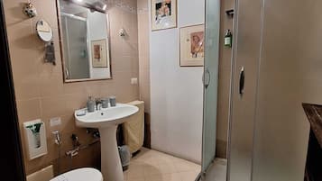 Deluxe driepersoonskamer, 1 slaapkamer, privébadkamer, tuin | Badkamer | Een douche, een regendouche, milieuvriendelijke toiletartikelen