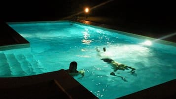 Piscine extérieure, parasols de plage, chaises longues