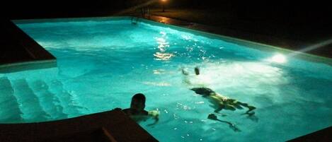 Außenpool, Sonnenschirme, Liegestühle