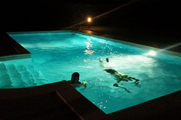 حمّام سباحة خارجي، مظلات على حمّام السباحة، مقاعد للتشمس