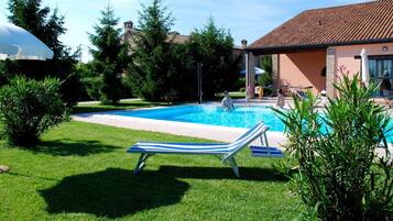Piscine extérieure, parasols de plage, chaises longues