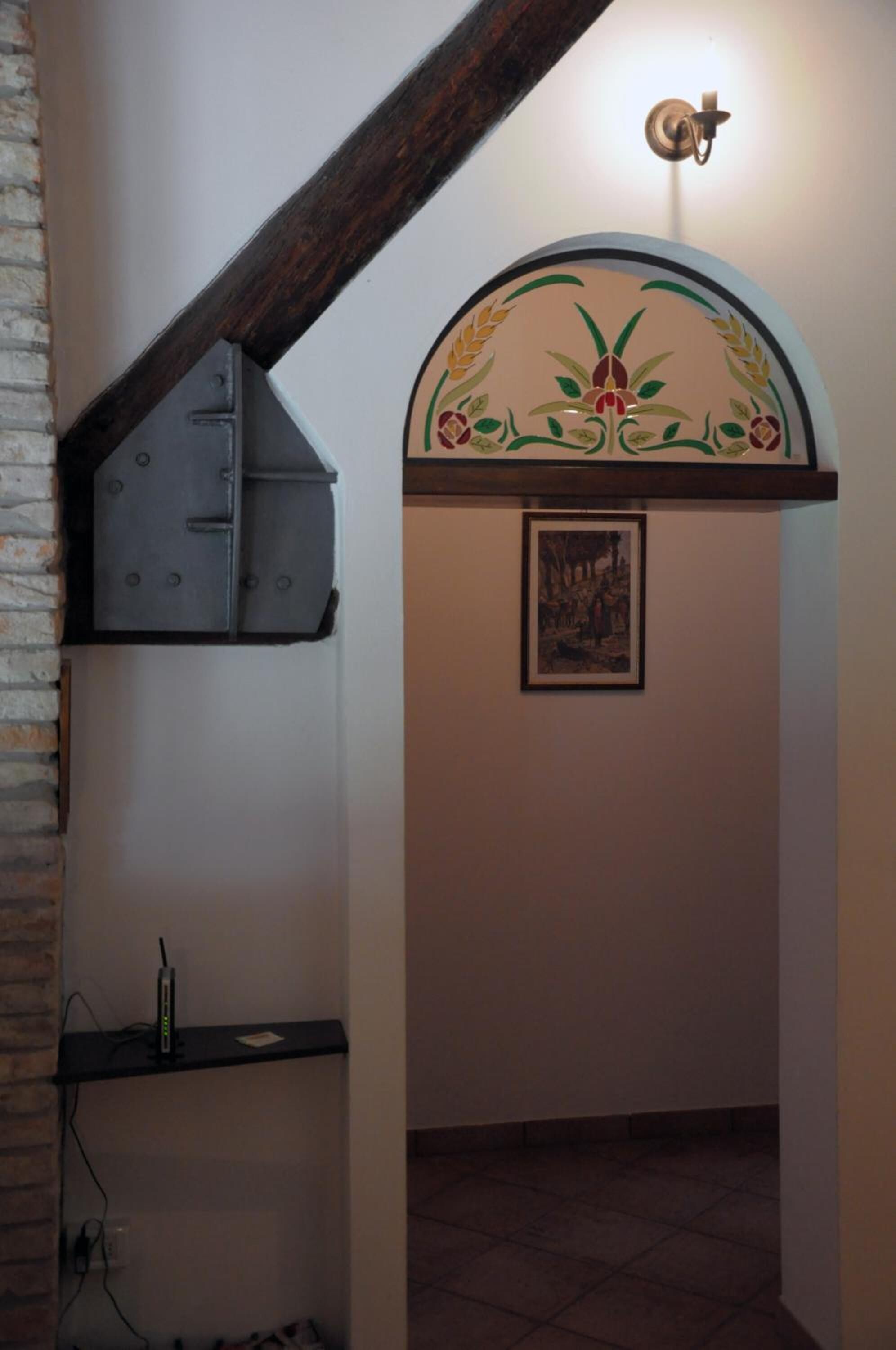 Un corridoio stretto con soffitto in legno e pannello decorativo al muro.