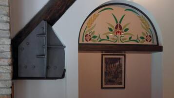 Un corridoio stretto con soffitto in legno e pannello decorativo al muro.